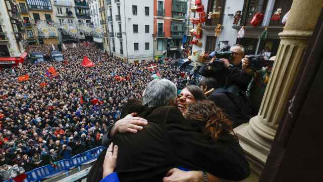Joseba Asirón celebra en el balcón del ayuntamiento su nombramiento como alcalde de Pamplona.