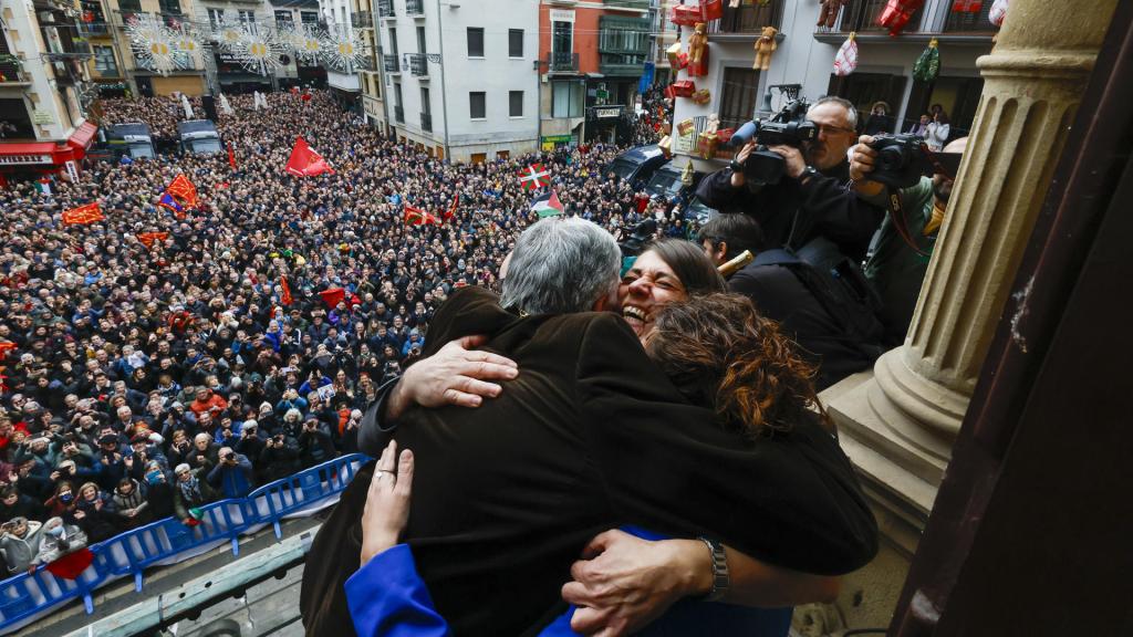 Joseba Asirón celebra en el balcón del ayuntamiento su nombramiento como alcalde de Pamplona.
