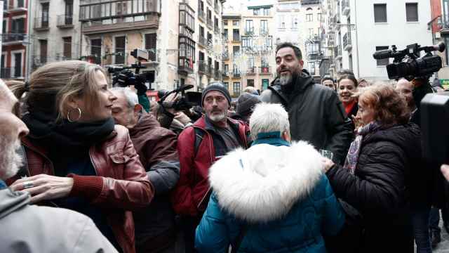 El portavoz del PSN en el Parlamento de Navarra, Ramón Alzorriz (d), ante el Ayuntamiento de Pamplona, este jueves.