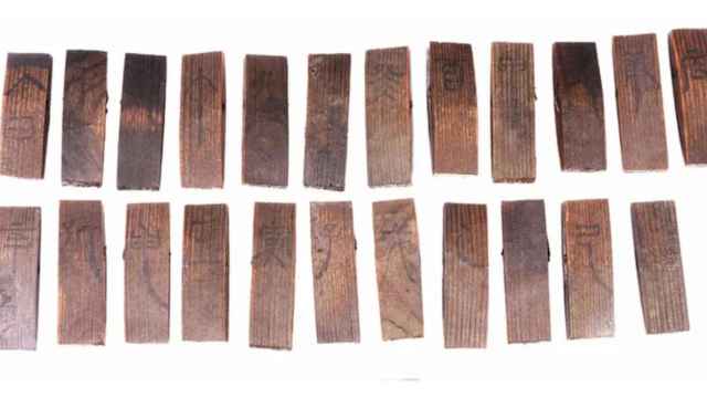Cada una de las tiras de madera está marcada con caracteres chinos que se relacionan con el calendario astronómico tradicional Tiangan Dizhi.