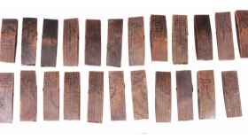 Cada una de las tiras de madera está marcada con caracteres chinos que se relacionan con el calendario astronómico tradicional Tiangan Dizhi.