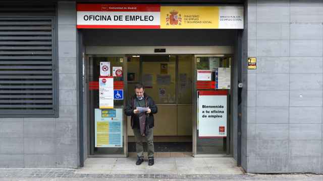 Una persona sale de una oficina del paro del Paseo de Acacias (Madrid).