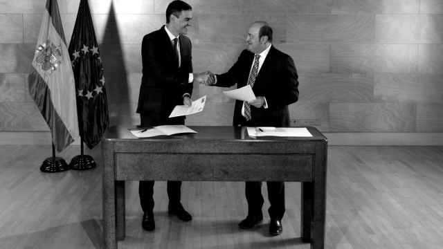 El presidente del Gobierno en funciones y candidato a la reelección, Pedro Sánchez (i), y el presidente del EBB del PNV, Andoni Ortuzar (d), firman un acuerdo para la investidura, en el Congreso de los Diputados, a 10 de noviembre de 2023, en Madrid (España)