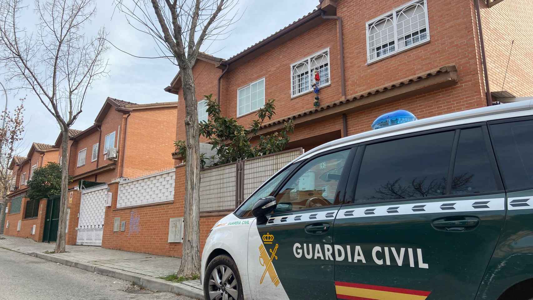 La Guardia Civil delante del domicilio de la hermana de la víctima.