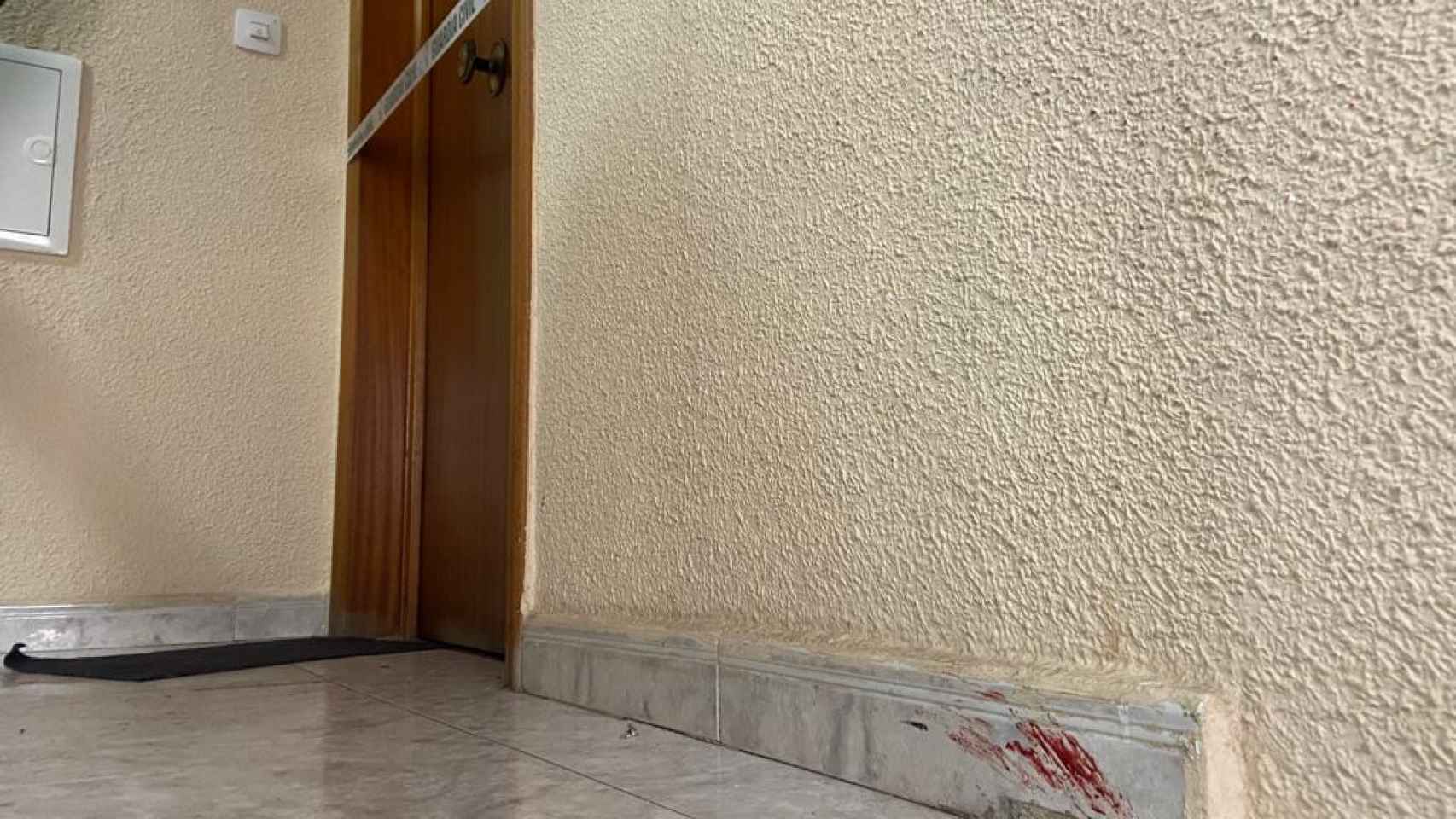 La puerta de la casa en la que tuvo lugar el crimen con rastros de sangre.
