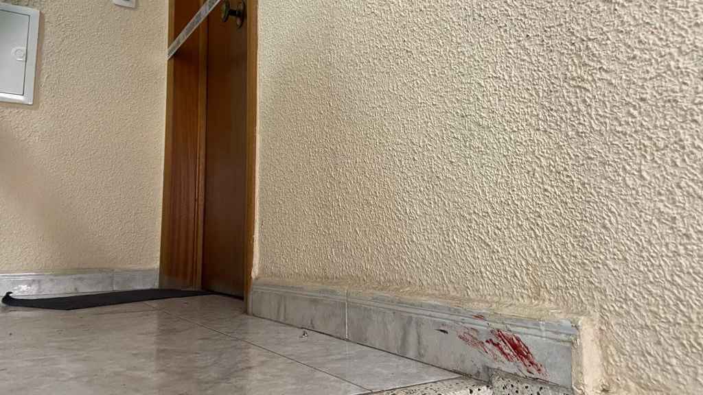 La puerta de la casa en la que tuvo lugar el crimen con rastros de sangre.