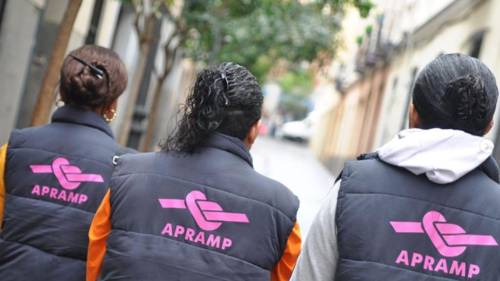 Tres mujeres de la unidad móvil de APRAMP.