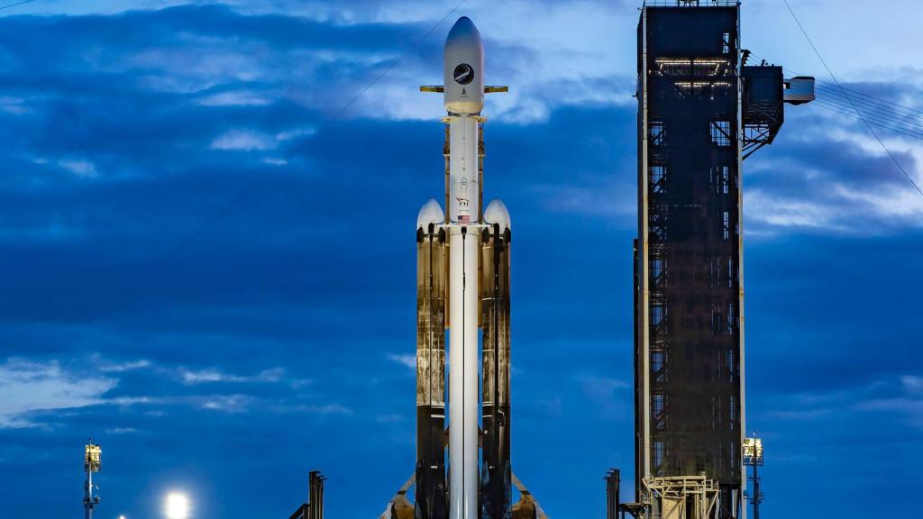 Falcon Heavy en la plataforma de lanzamiento