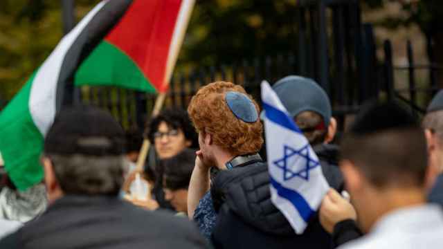 Estudiantes judíos frente a manifestantes antisemitas en el Brooklyn College.