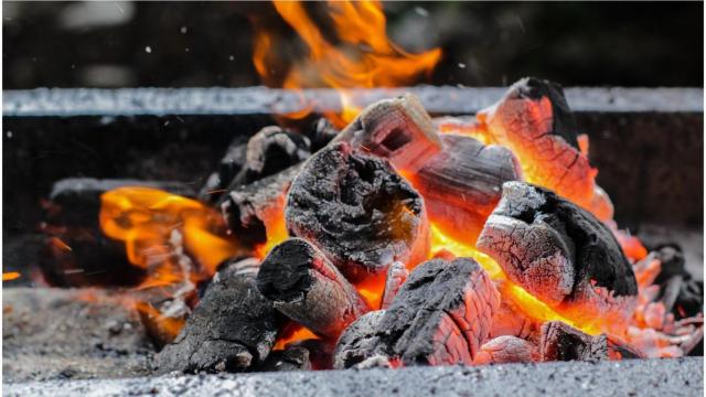 Trasladan al hospital a una mujer en A Coruña por inhalar humo al quemar carbón en su casa