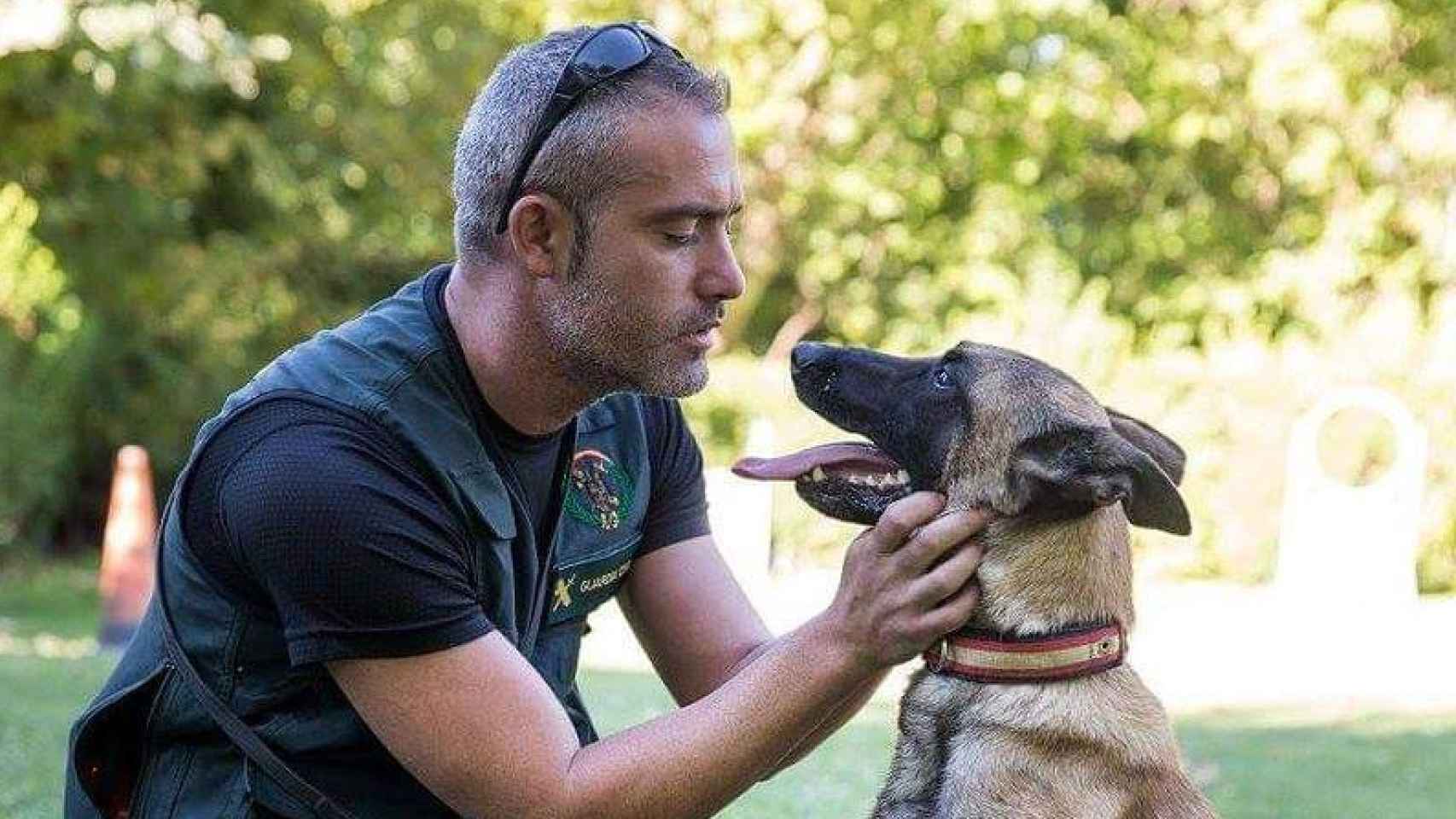 Iván García acaricia a su perra Trinity, fallecida hace dos años; el animal lo acompañó durante su formación para convertirse en el primer español en ser nombrado asesor europeo de Frontex.