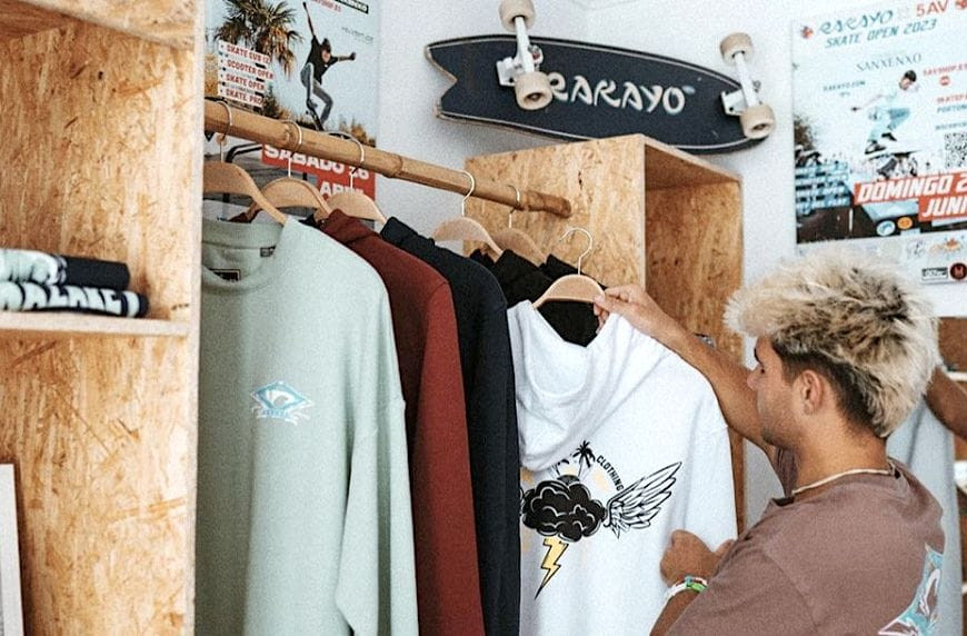 Diferentes prendas de la marca Rakayo en la tienda de Portonovo, Sanxenxo. Foto: Rakayo