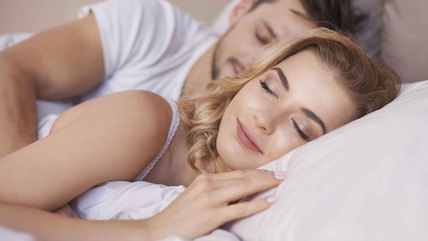 Te cuesta dormir en pareja? Descubre el método de sueño nórdico y mejora tu  descanso