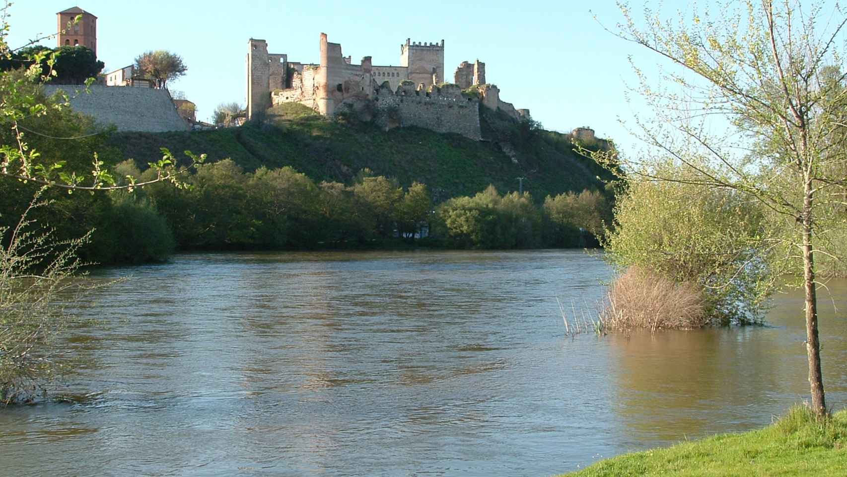 Escalona cierra el paseo peatonal del río Alberche por el desprendimiento de rocas del castillo