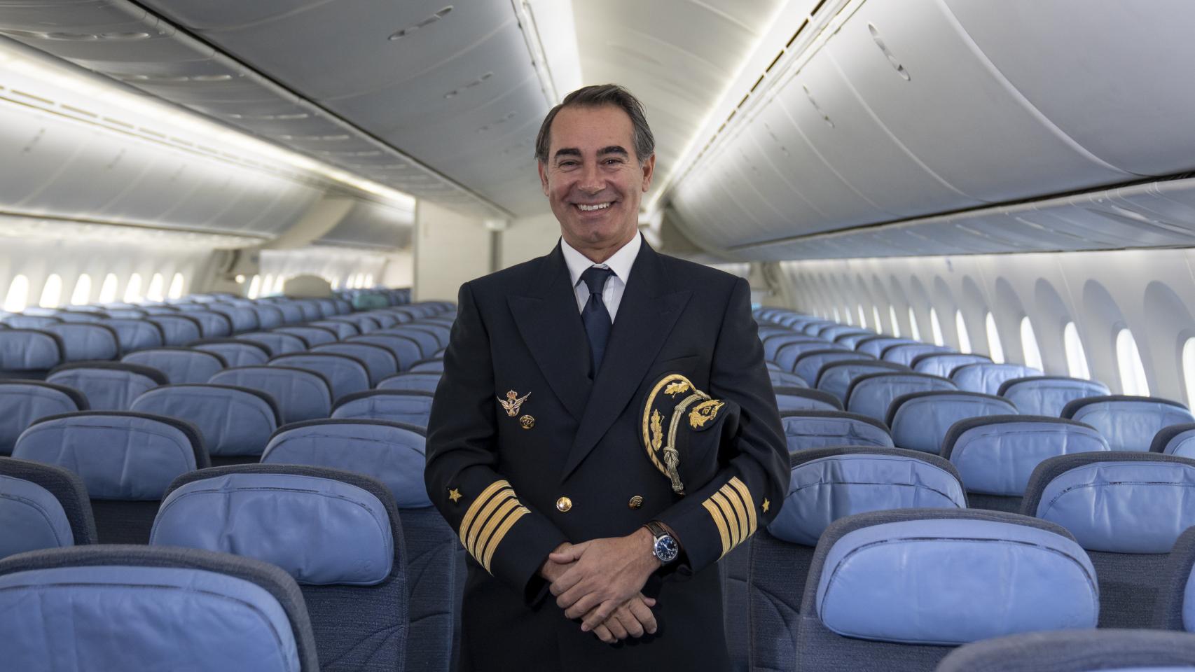 El piloto Alfonso de Bertodano en la cabina de pasajeros de un Boeing 787 Dreamliner de Air Europa.