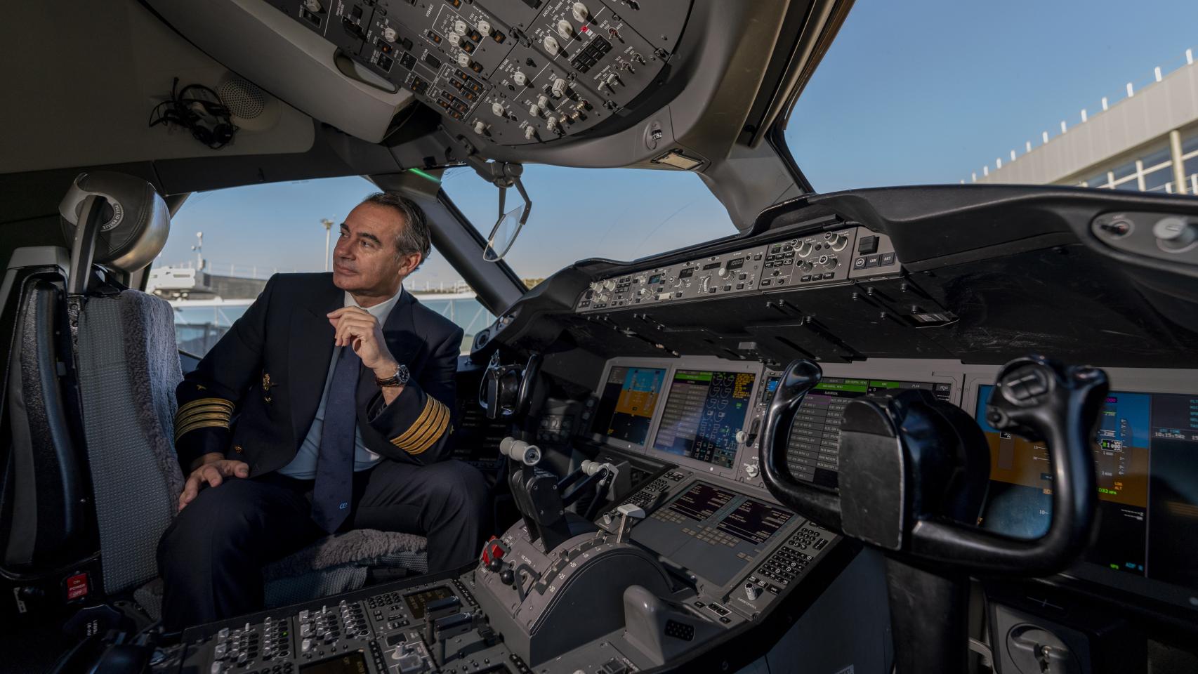 El comandante Alfonso de Bertodano, que suma 20.000 horas de vuelo a sus espaldas, en la cabina de piloto de un Boeing 787 Dreamliner de Air Europa.