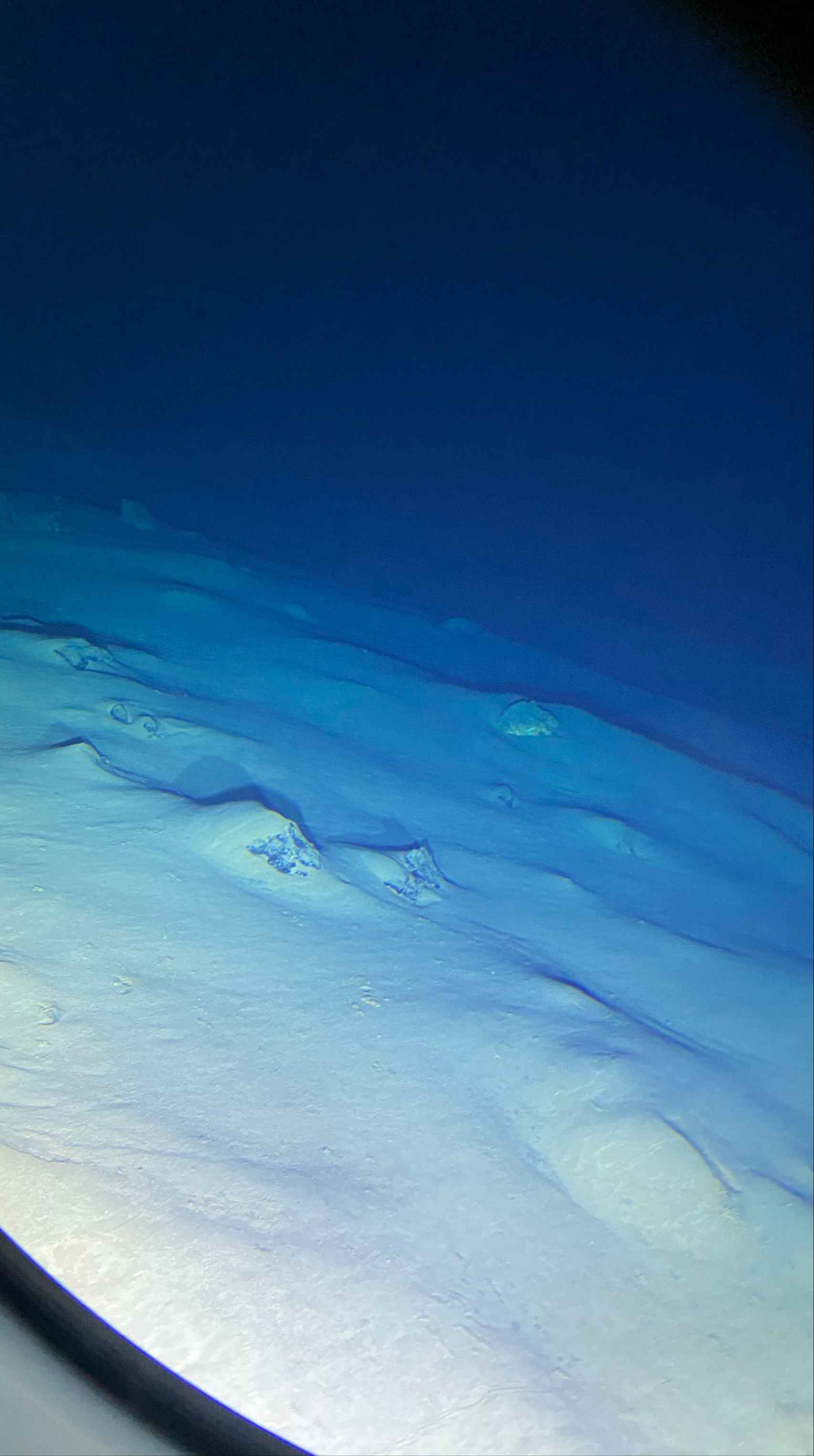 El fondo de la fosa, visto a través de un ojo de buey del batiscafo de la Expedición 'The 5 Deeps'.