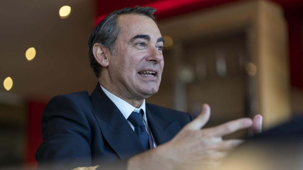 Alfonso de Bertodano en una cafetería del aeropuerto de Barajas, frente a las pistas de aterrizaje.