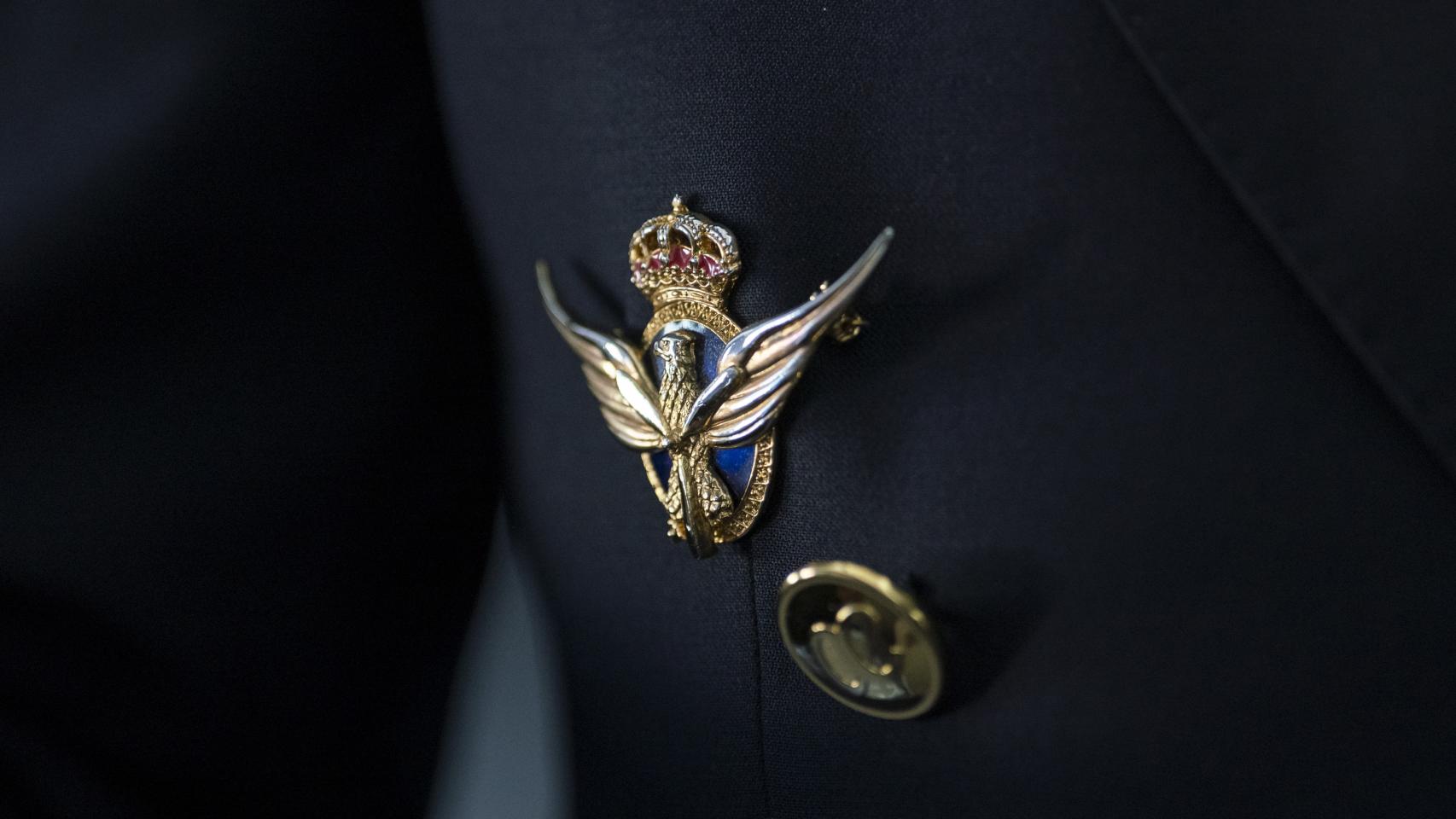 Detalle del pin de piloto comercial en la solapa del traje de Alfonso de Bertodano.