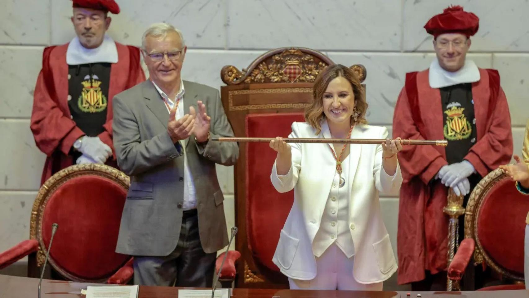 La alcaldesa de Valencia, Maria José Catalá, con la vara de mando tras recibirla de manos del exalcalde, Joan Ribó