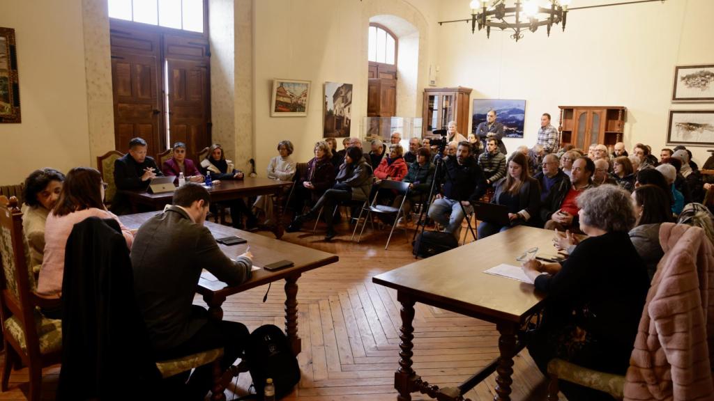 El salón de plenos del Ayuntamiento de Candelario se encontraba lleno para asistir a la moción de censura