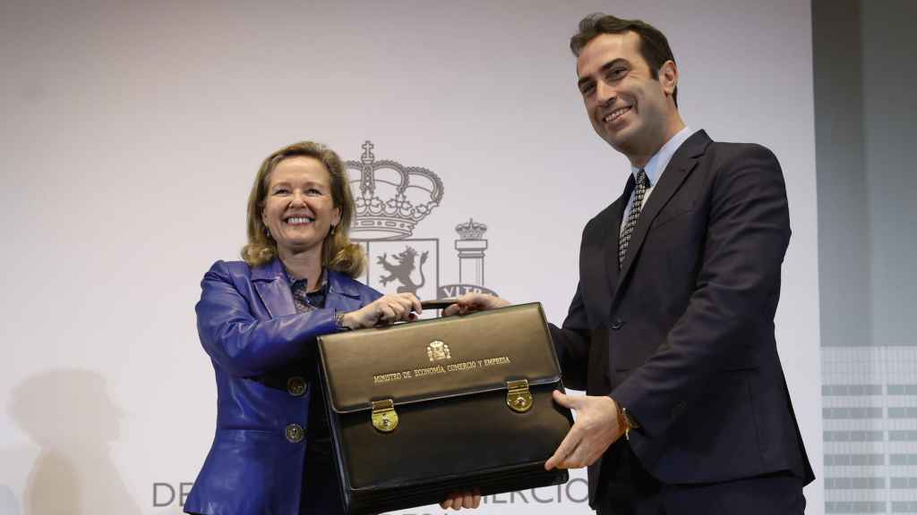 Carlos Cuerpo, nuevo ministro de Economía, Comercio y Empresa, recoge la cartera de manos de Nadia Calviño.