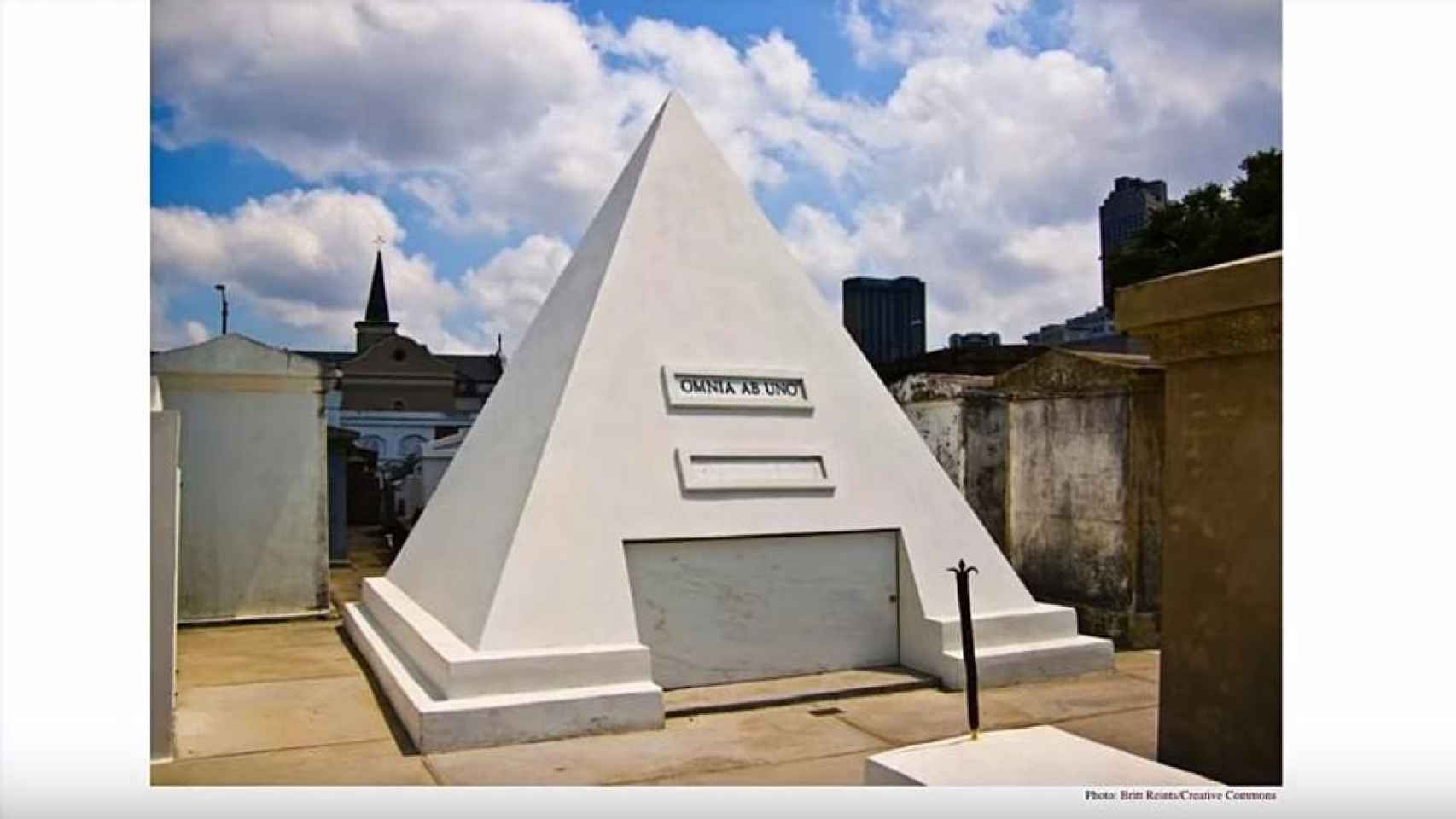 El futuro lugar para el descanso eterno de Cage, una enigmática pirámide en el cementerio de Nueva Orleans