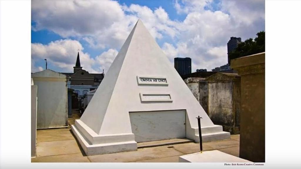 El futuro lugar para el descanso eterno de Cage, una enigmática pirámide en el cementerio de Nueva Orleans