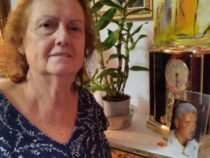 Rosario Bermudo posando en su casa de Sevilla junto a una imagen de su padre, Leoncio.