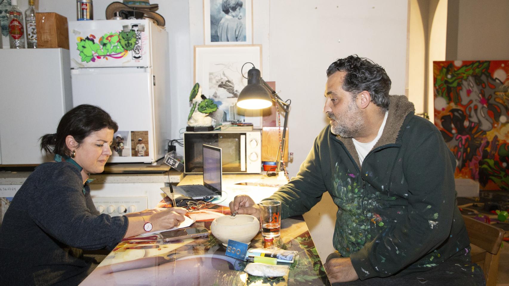 El pintor Manuel León en su taller durante su entrevista a EL ESPAÑOL de Sevilla.