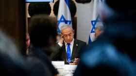 El primer ministro israelí, Benjamín Netanyahu, preside una reunión del gabinete de guerra.