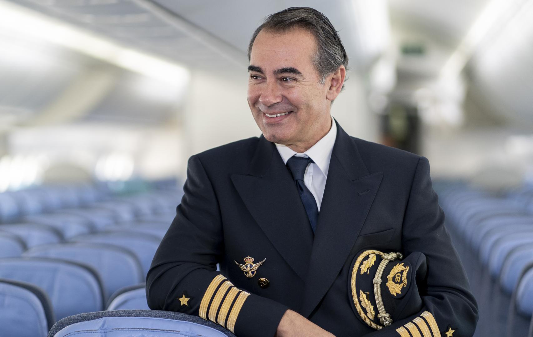 Alfonso de Bertodano posa en el interior de la cabina de pasajeros de un Boeing de Air Europa.