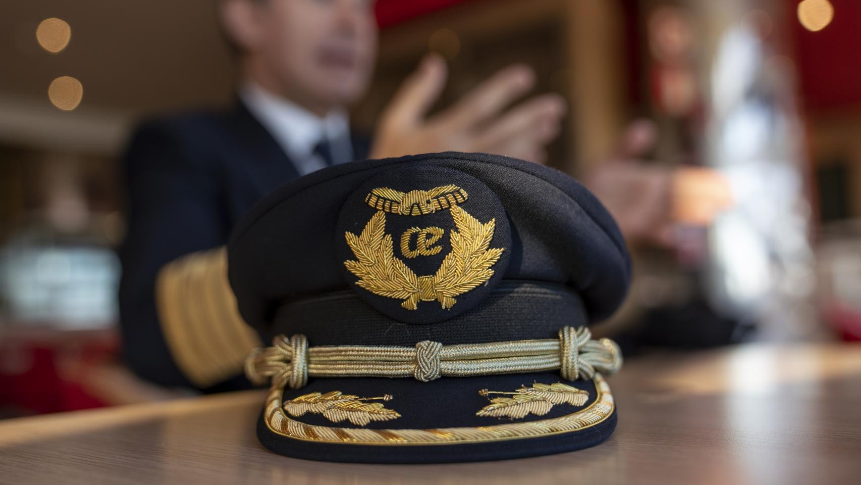Vista de la gorra de comandante de Alfonso de Bertodano en un restaurante del aeropuerto de Barajas.