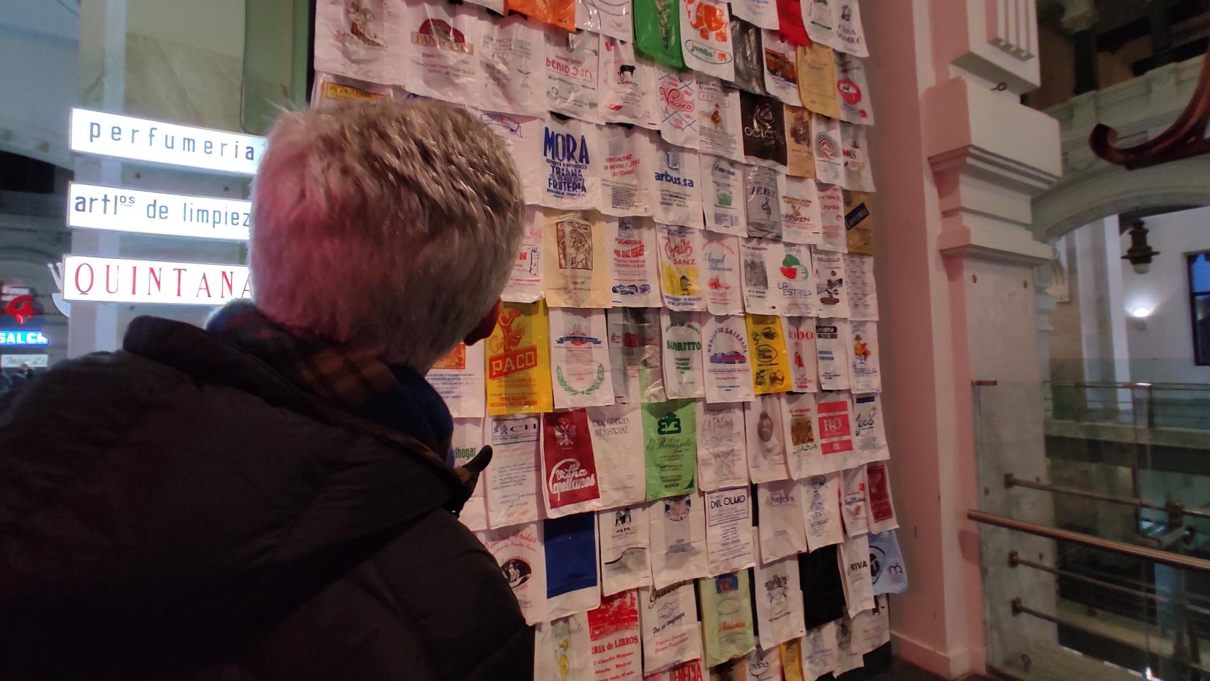 Martín Sobrados, observando la colección de bolsas.