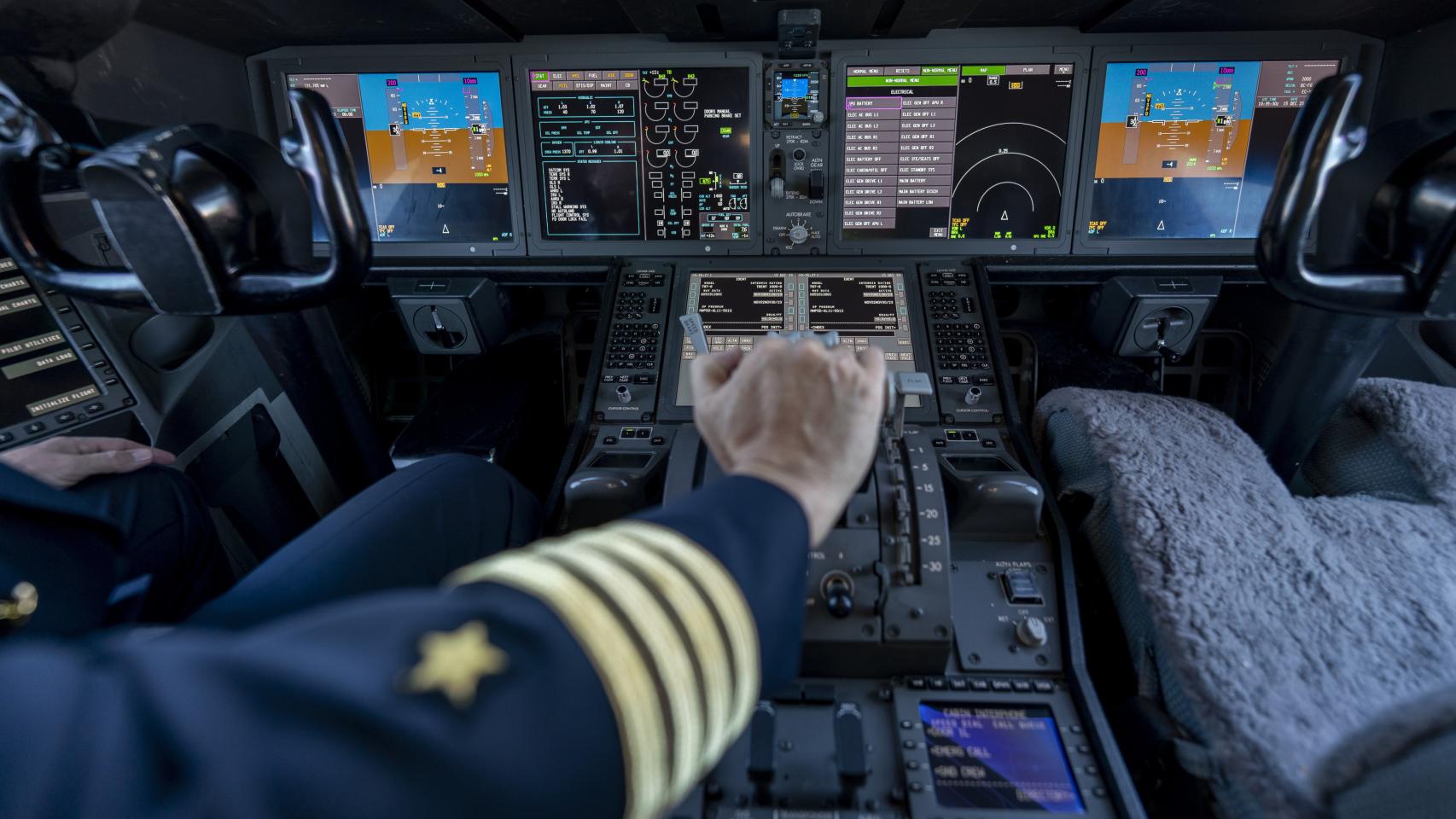 Detalle de la cabina de piloto de un Boeing 787.