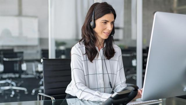 Una mujer trabaja en una oficina, en una imagen facilitada por Shutterstock.