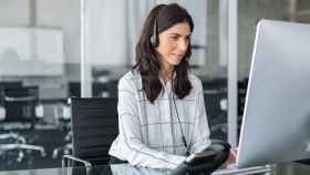 Una mujer trabaja en una oficina, en una imagen facilitada por Shutterstock.