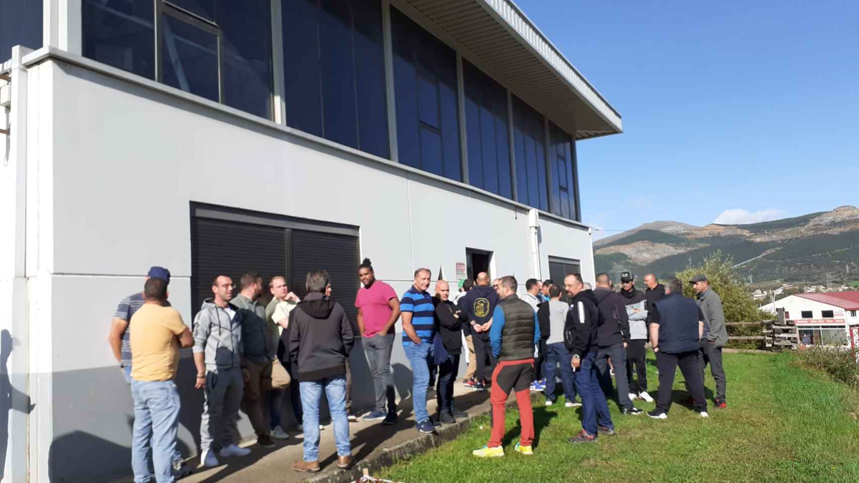 Empleados de Nord Casting se concentran a la puerta de la planta de La Robla (León)