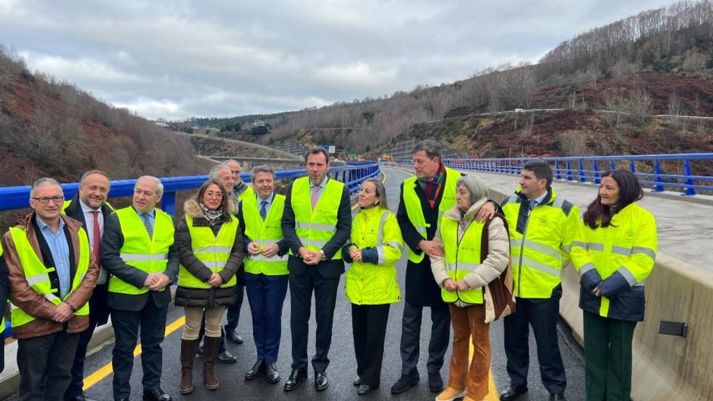 El ministro de Transportes, Óscar Puente, durante su visita hoy a las obras del viaducto del Castro en la A6