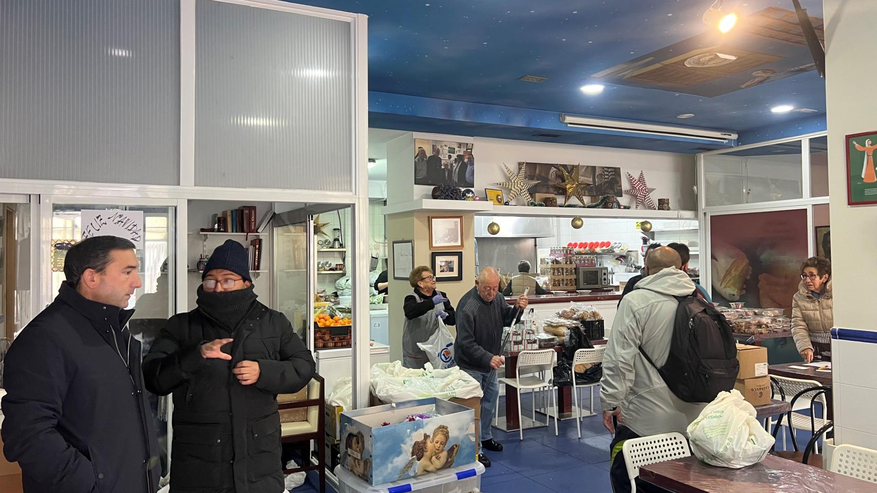 El delegado territorial entrega al Comedor de los Pobres los alimentos recogidos en Salamanca durante su campaña solidaria