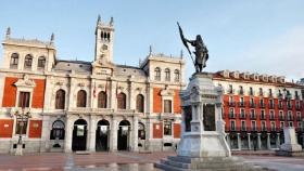 La estatua del Conde Ansúrez, con el Ayuntamiento de Valladolid de fondo