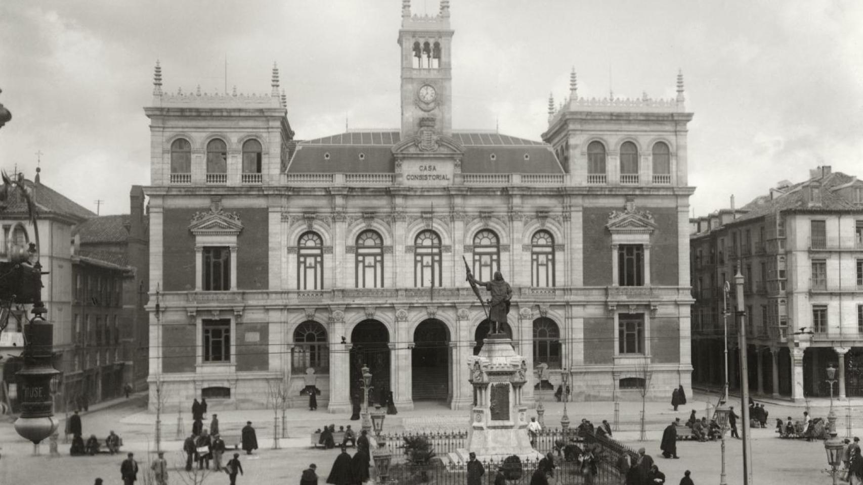 Los exteriores del Ayuntamiento de Valladolid en el primer tercio del siglo XX