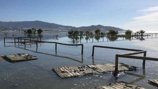 La playa de Poniente inundada es una postal habitual en la ciudad de Motril, Granada.
