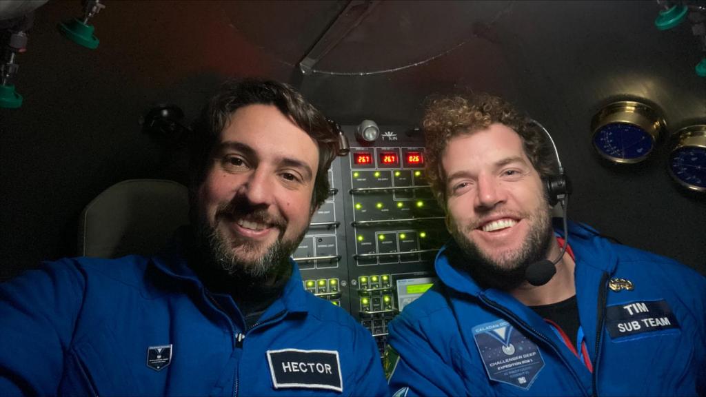 Héctor Salvador, a la izquierda, junto a su compañero Tim MacDonald, en el fondo de la fosa de las Marianas.