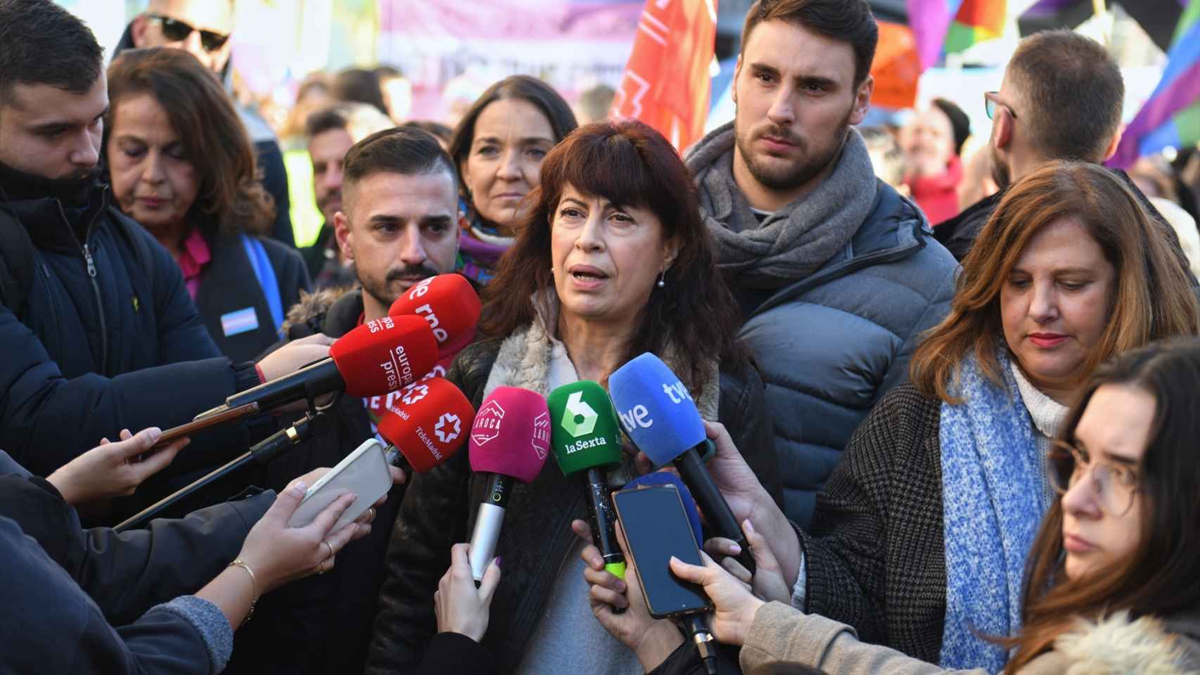 La ministra de Igualdad, Ana Redondo, y el secretario de políticas LGTBI del PSOE, Víctor Gutiérrez, el  17 de diciembre de 2023 en la manifestación convocada contra la reforma de la ley LGTBI de la Comunidad de Madrid.