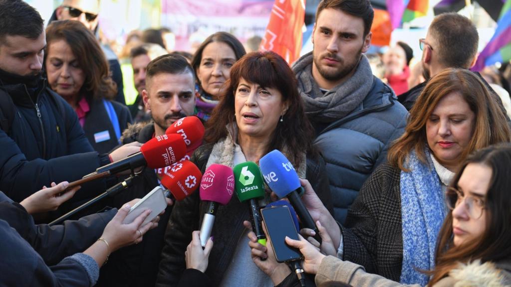 La ministra de Igualdad, Ana Redondo, y el secretario de políticas LGTBI del PSOE, Víctor Gutiérrez, el  17 de diciembre de 2023 en la manifestación convocada contra la reforma de la ley LGTBI de la Comunidad de Madrid.