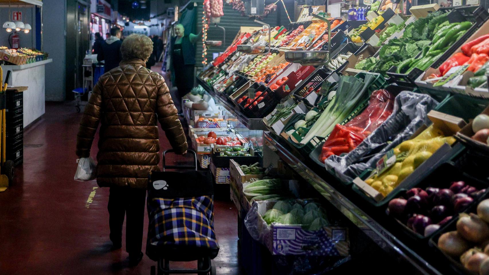 Compras en el Mercado de la Cebada, a 24 de diciembre de 2023, en Madrid (España).