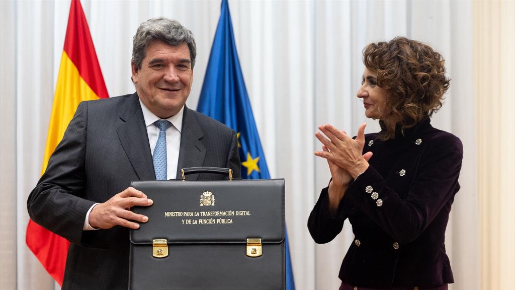 El ministro de Transformación Digital y Función Pública, José Luis Escrivá, y la vicepresidenta primera y ministra de Hacienda, María Jesús Montero, durante el acto de traspaso de la cartera de Función Pública.