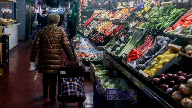 Una mujer realiza sus compras en el Mercado de la Cebada, en Madrid.