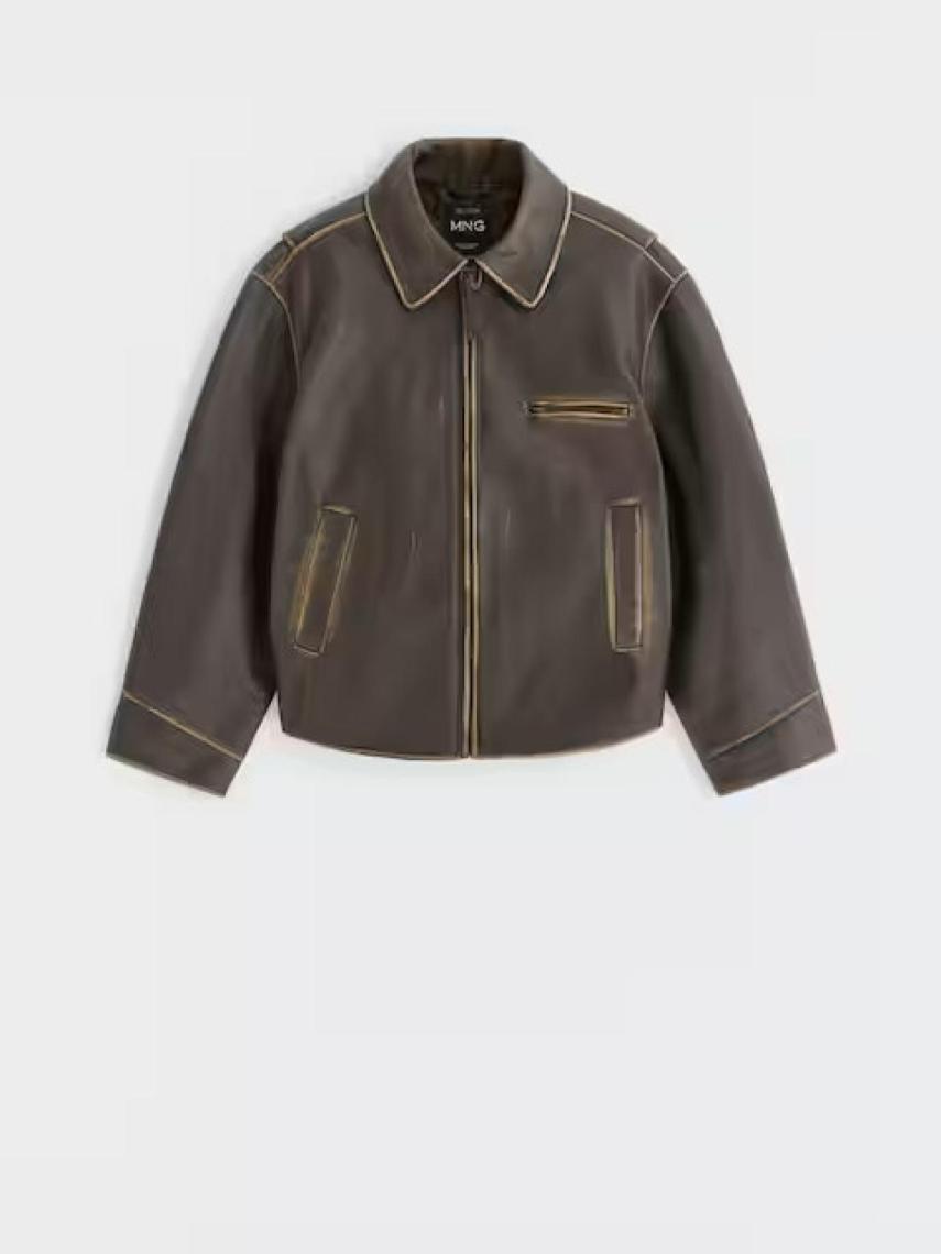 Detalle de la cazadora viral de Mango.